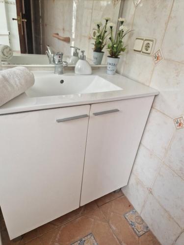 阿爾博拉亞的住宿－Casa Alboraya Valencia，浴室设有白色水槽和镜子