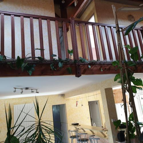 2 Bilder von einem Balkon mit einem Tisch und Stühlen in der Unterkunft Chambre 1 in La Brede