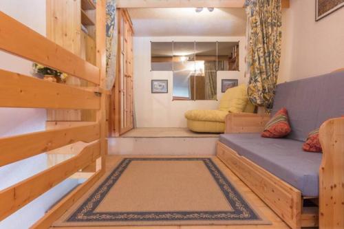ein kleines Wohnzimmer mit einem Sofa und einem Stuhl in der Unterkunft Arcs 1800: 5/6 people Ski Studio view Mont Blanc in Arc 1800