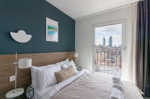 1 dormitorio con cama y ventana grande en Sleek & Modern 1BR Corner Flat w Views + Parking #191, en Estambul