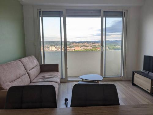 Ruang duduk di Appartment - vue imprenable sur la cité médiévale - Parking gratuit - Climatisé