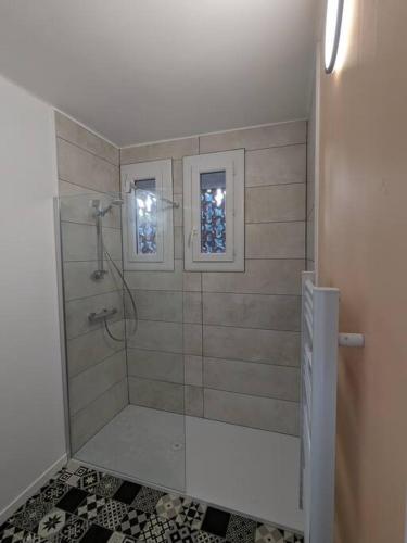 une salle de bain avec une douche avec une porte vitrée dans l'établissement Appartment - vue imprenable sur la cité médiévale - Parking gratuit - Climatisé, à Carcassonne