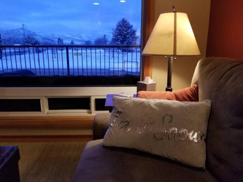 Χώρος καθιστικού στο Lake Chelan View Condo in Downtown near Beach!