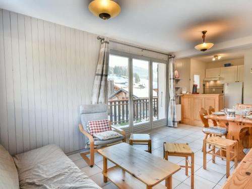 un salon avec un canapé et une table dans l'établissement Charmant T3 au coeur des Gets - 5 pers, proche remontées mécaniques et commerces - FR-1-685-2, aux Gets