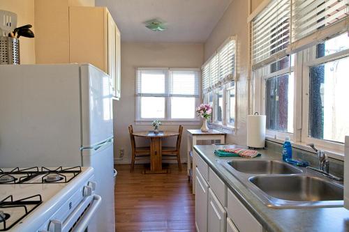 cocina con nevera blanca y fregadero en Clarkdale Lodge 208 en Clarkdale