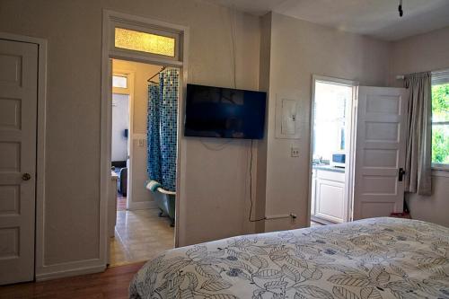 1 dormitorio con 1 cama y TV en la pared en Clarkdale Lodge 208 en Clarkdale