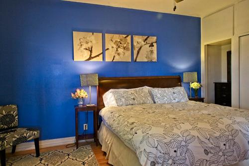 Dormitorio azul con cama y pared azul en Clarkdale Lodge 208 en Clarkdale