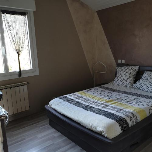 Schlafzimmer mit einem Bett und einem Fenster in der Unterkunft Chambre 2 in La Brede