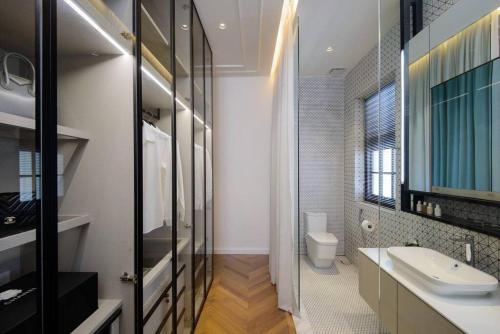 ein Badezimmer mit Waschbecken und Toilette in der Unterkunft Georgetown Luxury Heritage House 4BR 10Pax in George Town