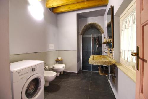 La salle de bains est pourvue d'un lave-linge et de toilettes. dans l'établissement La Bosca agriturismo, à Gavardo
