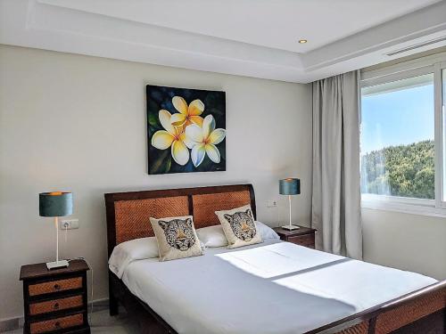 マルベーリャにあるMarina Mariola by Coral Beachのベッドルーム1室(大型ベッド1台、窓付)