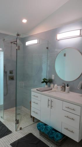 uma casa de banho com um lavatório e um espelho em Casa Catalina em Homestead