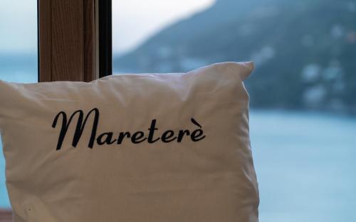 Una almohada con la palabra Merodeador escrita en ella en Mareterè, en Vietri