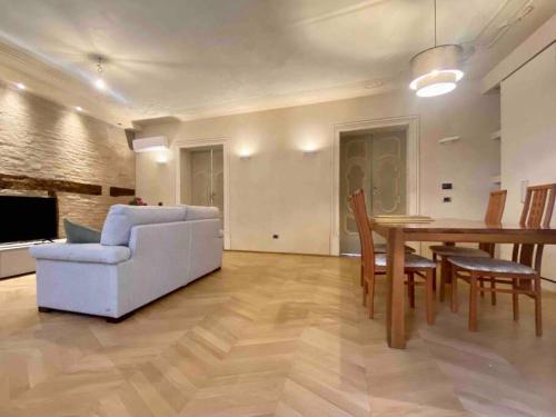- un salon avec un canapé blanc et une table dans l'établissement Al centro tra Modena e Bologna, à Castelfranco Emilia