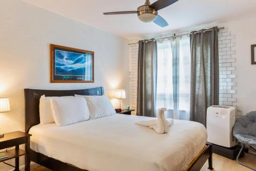 Giường trong phòng chung tại Napili Ridge C3