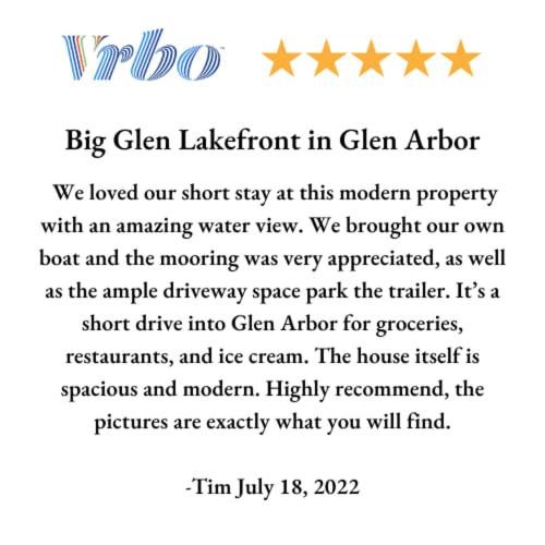 グレンアーバーにあるBig Glen Lakefront in Glen Arborのギャラリーの写真