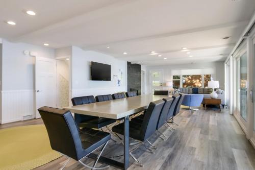 Big Glen Lakefront in Glen Arborにあるテレビまたはエンターテインメントセンター