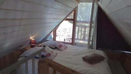 - une petite chambre avec un lit dans une tente dans l'établissement Le petit grenier, à Saint-Bonnet-en-Champsaur