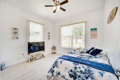 a bedroom with a bed and a ceiling fan at 3 Mi to Lakefront Beach St Cloud Apt in Ashton