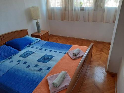 um quarto com uma cama com duas toalhas em Apartment Mia em Sibenik