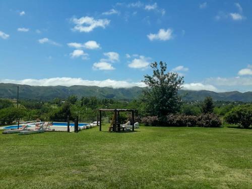 een park met een prieel en een zwembad bij cabañas santa catalina in Villa Giardino