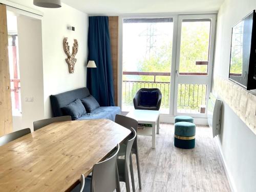 un salon avec une table et un canapé dans l'établissement Appartement rénové proche centre station avec balcon - FR-1-346-325, à Arc 2000