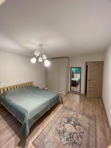1 dormitorio con 1 cama y ventilador de techo en Nauji, jaukūs apartamentai, en Klaipėda