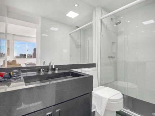 La salle de bains est pourvue d'un lavabo, d'une douche et de toilettes. dans l'établissement Hotel na Vila Olimpia, à São Paulo