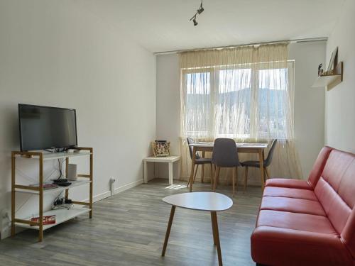 Alexander Apartments Kyustendil في كيوستينديل: غرفة معيشة مع أريكة وطاولة