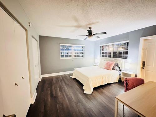 フォート・ローダーデールにあるFt Lauderdale - Oasisのベッドと天井扇風機のある寝室