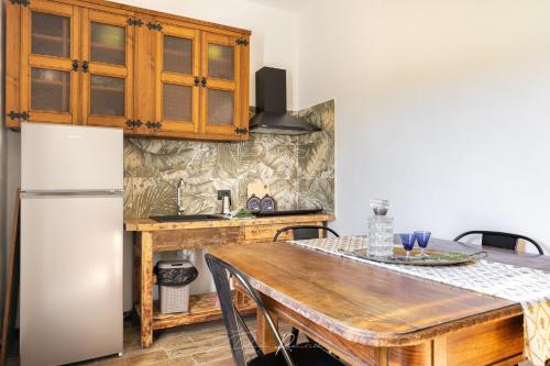 kuchnia z drewnianym stołem i lodówką w obiekcie La tua dimora w mieście Sarzana