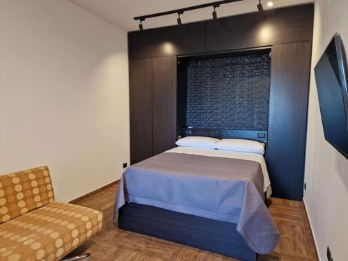 una camera con un letto e una sedia di Relax House a Petacciato