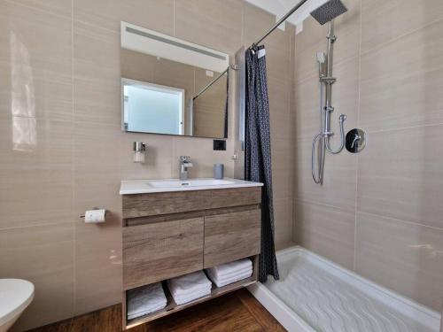 bagno con lavandino e doccia con specchio di Relax House a Petacciato