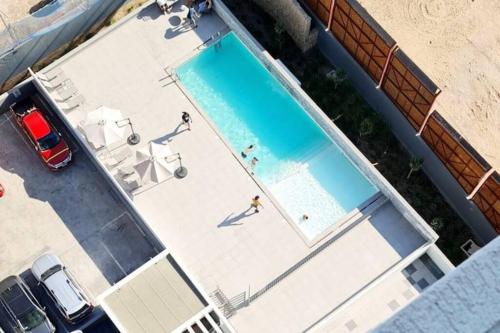 una vista aérea de una piscina con gente en ella en Comodo y divertido espacio, en Antofagasta