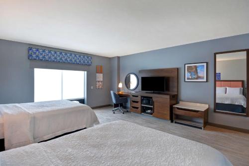 um quarto de hotel com duas camas e uma televisão em Hampton Inn & Suites Clearwater/St. Petersburg-Ulmerton Road em Clearwater