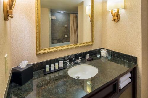 Ένα μπάνιο στο Embassy Suites by Hilton Portland Downtown
