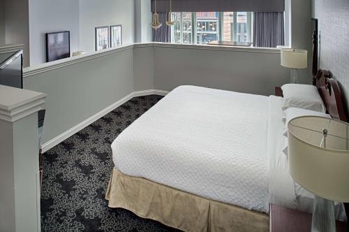 Ένα ή περισσότερα κρεβάτια σε δωμάτιο στο Embassy Suites by Hilton Portland Downtown