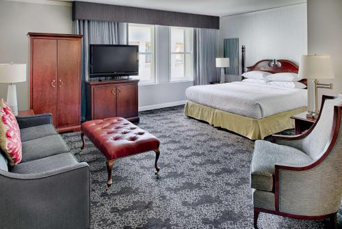 um quarto de hotel com uma cama e uma televisão em Embassy Suites by Hilton Portland Downtown em Portland