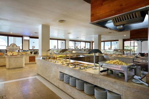 Makanan di atau berdekatan resort