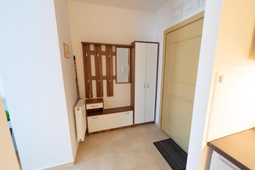 um corredor com uma porta que leva a um armário em Lakeside Heritage Apartment em Balatonfüred