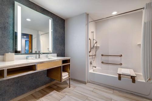 ein Badezimmer mit einem Waschbecken, einer Badewanne und einer Dusche in der Unterkunft Hilton Garden Inn Tampa Northwest/Oldsmar in Oldsmar