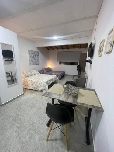 een woonkamer met een tafel en een bank bij Apartamento Completo 601 in Medellín