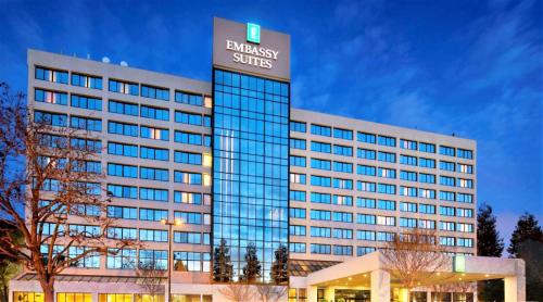 un edificio con un cartel en la parte superior en Embassy Suites by Hilton Santa Clara Silicon Valley en Santa Clara