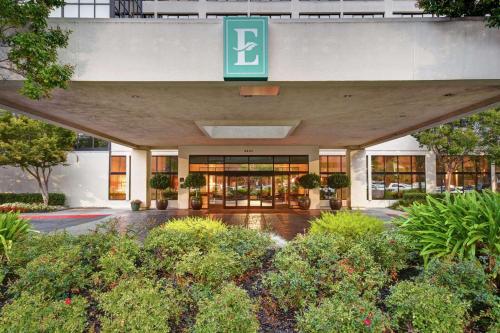 サンタクララにあるEmbassy Suites by Hilton Santa Clara Silicon Valleyの看板が目の前にある大きな建物
