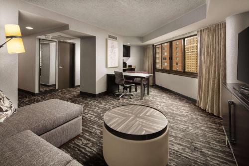 Embassy Suites by Hilton Crystal City National Airport Image