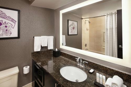 Embassy Suites by Hilton Crystal City National Airport Image