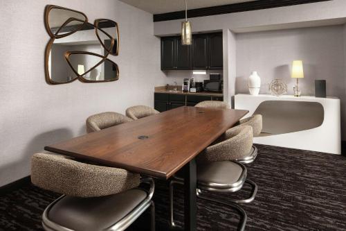 Embassy Suites by Hilton Crystal City National Airport Image