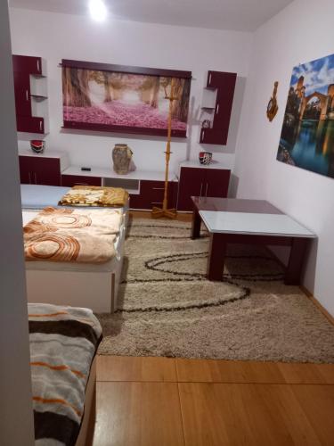 Pokój z dwoma łóżkami i stołem w obiekcie Arthur 2 w mieście Brczko