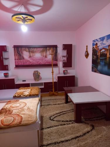 een woonkamer met een bed en een tafel bij Arthur 2 in Brčko
