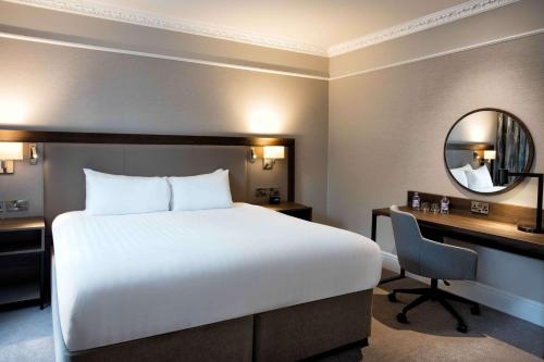 Postel nebo postele na pokoji v ubytování Hilton Edinburgh Carlton